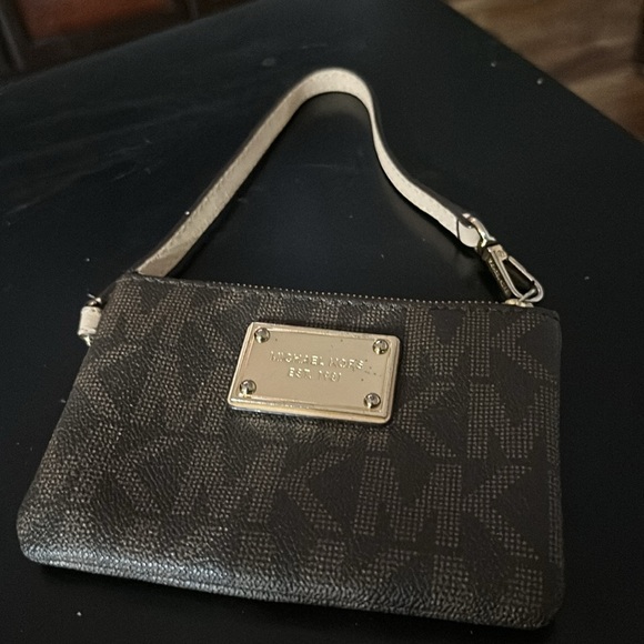 Michael Kors coin wristlet purse, gently used one call out - Picture 1 of 6